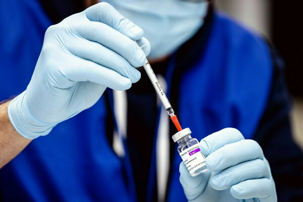 Βρετανία: Εναλλακτικό εμβόλιο αντί του AstraZeneca θα προσφέρεται στους κάτω των 40 ετών