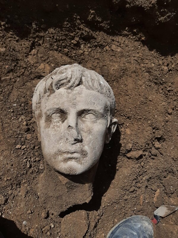 Σπουδαία ανακάλυψη στην Ιταλία: Αποκαλύφθηκε η μαρμάρινη κεφαλή του πρώτου Ρωμαίου Αυτοκράτορα - Ηλικίας 2.000 ετών 