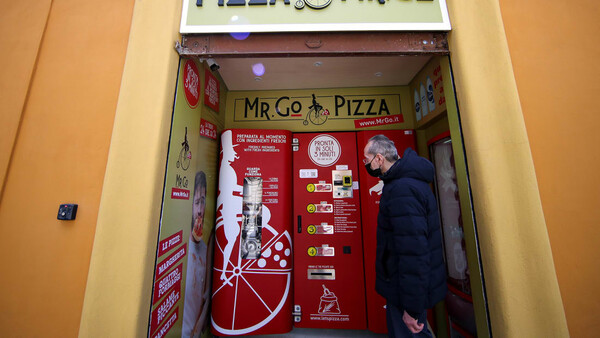 Η Ρώμη μόλις εγκαινίασε τον πρώτο αυτόματο πωλητή πίτσας - «Έτοιμη σε τρία λεπτά»