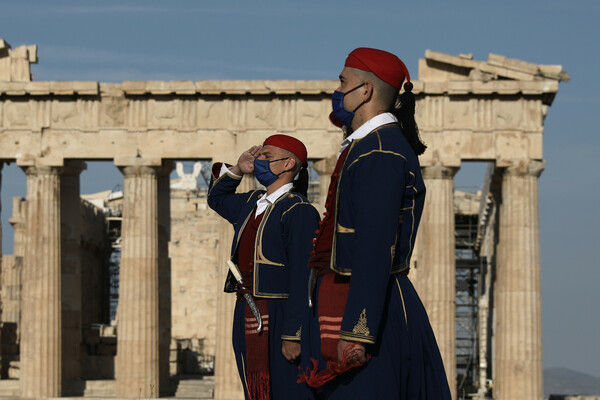 Φωτογραφίες: Έπαρση της ελληνικής και της ευρωπαϊκής σημαίας στην Ακρόπολη- Για την Ημέρα της Ευρώπης