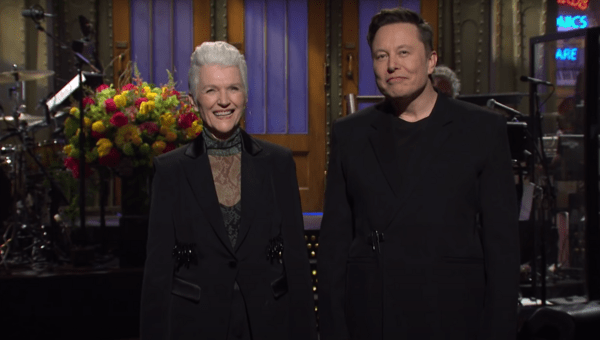 Ο Έλον Μασκ οικοδεσπότης στο Saturday Night Live - Μαζί με τη μαμά του [ΒΙΝΤΕΟ]