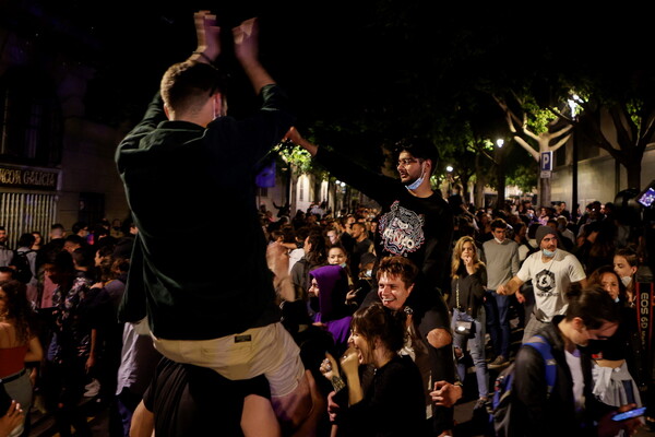 Ισπανία: Τέλος η απαγόρευση νυχτερινής κυκλοφορίας- Γιορτές και τραγούδια στους δρόμους