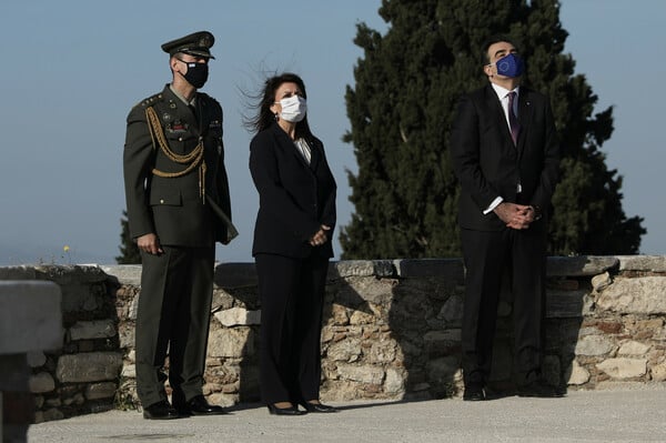 Παρουσία της ΠτΔ Κατ. Σακελλαροπούλου και του Μ. Σχοινά η ταυτόχρονη έπαρση της ελληνικής και της ευρωπαϊκής σημαίας στην Ακρόπολη	