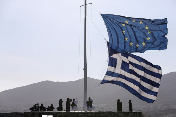 Παρουσία της ΠτΔ Κατ. Σακελλαροπούλου και του Μ. Σχοινά η ταυτόχρονη έπαρση της ελληνικής και της ευρωπαϊκής σημαίας στην Ακρόπολη	