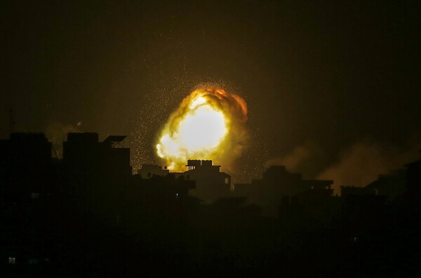 Σκηνικό πολέμου σε Γάζα και Ιερουσαλήμ: Αεροπορικά πλήγματα από το Ισραήλ και παλαιστινιακές ρουκέτες μέσα στη νύχτα