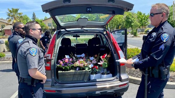 Καλιφόρνια: Αστυνομικοί συνέλαβαν διανομέα ανθοπωλείου, παρέδωσαν οι ίδιοι τα λουλούδια για τη Γιορτή της Μητέρας