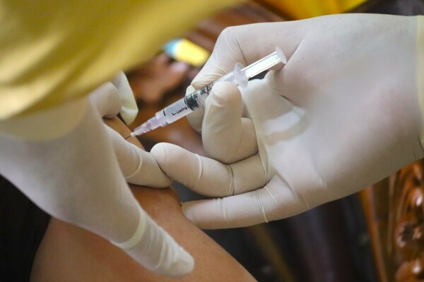 Βατόπουλος: Ασφάλεια υπάρχει 15 ημέρες μετά την δεύτερη δόση του εμβολίου