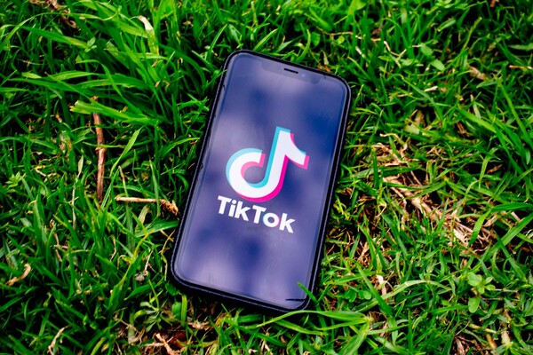 Ηθοποιός μήνυσε το TikTok επειδή χρησιμοποίησε τη φωνή της 