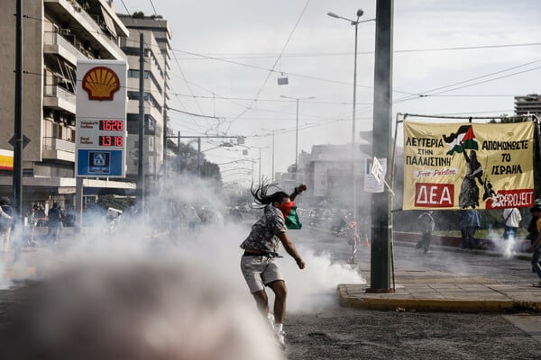 Επεισόδια στη διαμαρτυρία έξω από την πρεσβεία του Ισραήλ στην Κηφισίας (ΕΙΚΟΝΕΣ)
