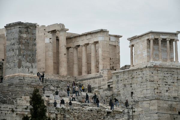 Εισβολή οπαδών στην Ακρόπολη - Προπηλάκισαν τους φύλακες και σήκωσαν πανώ 