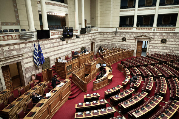 Νομοσχέδιο για συνεπιμέλεια: Κόντρα στη Βουλή και αντιδράσεις εντός της ΝΔ 