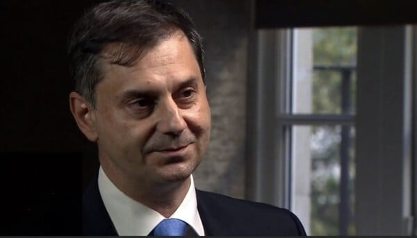 Αμήχανος και «λίγος» ο Χάρης Θεοχάρης στο BBC - Σε δύσκολη θέση ο υπουργός Τουρισμού με τις ερωτήσεις