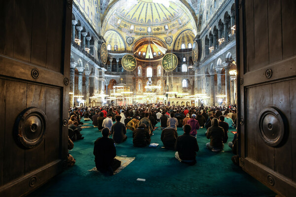 Αγία Σοφία: Χιλιάδες μουσουλμάνοι στην ομαδική προσευχή για το Μπαϊράμι