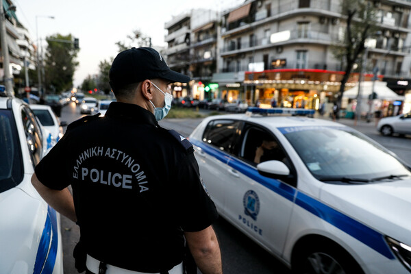 Νέα Σμύρνη: Αστυνομικοί έλεγχοι στην πλατεία για την αποφυγή συνωστισμού