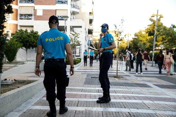 Νέα Σμύρνη: Αστυνομικοί έλεγχοι στην πλατεία για την αποφυγή συνωστισμού