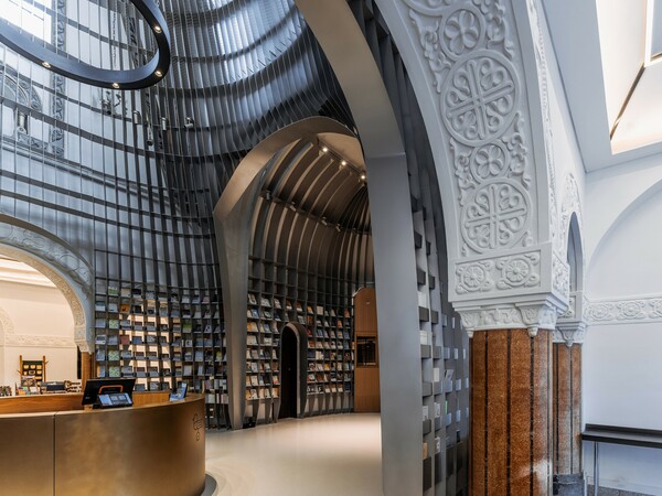 «Εκκλησία μέσα στην εκκλησία»: Ένα βιβλιοπωλείο ποίησης μέσα σε ένα ναό