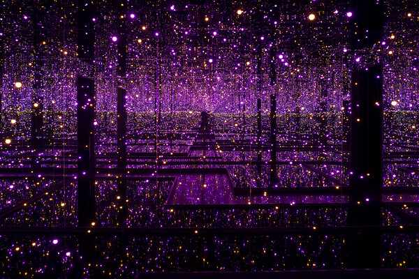 Η πρώτη sold out έκθεση μετά την πανδημία: τα δυο Infinity Mirror Rooms της Κουσάμα στην Tate Modern