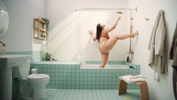 Η Άσλεϊ Γκράχαμ ποζάρει στο μπάνιο με αξύριστες μασχάλες: «Κάνε ό,τι λειτουργεί για σένα»