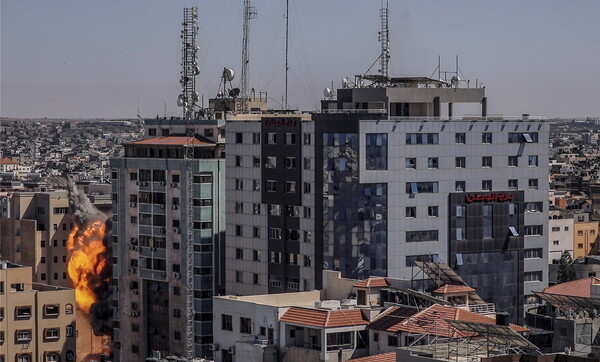 Γάζα: Κατέρρευσε από ισραηλινό βομβαρδισμό κτίριο όπου στεγάζονται Associated Press και Al Jazeera