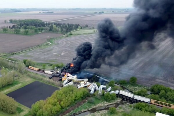 Συναγερμός στην Αϊόβα: Φωτιά σε τρένο με επικίνδυνα υλικά - Εκκενώθηκε η περιοχή