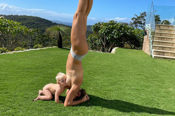 Ολυμπιονίκης θηλάζει τον γιο της ενώ κάνει κατακόρυφο- Οργή για την πόζα στο Instagram