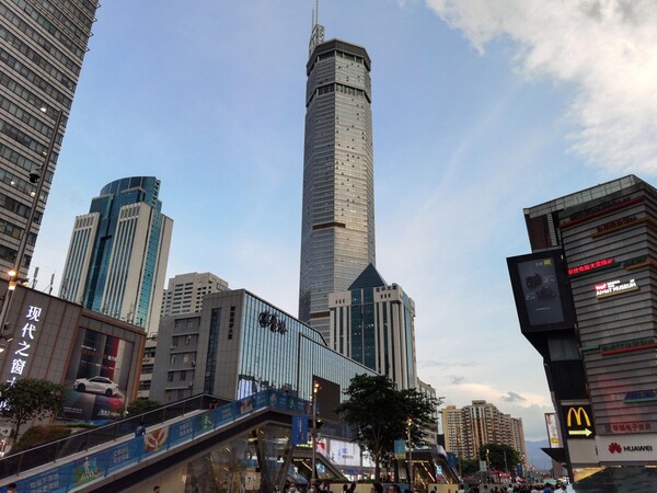 Κίνα: Εκκενώθηκε ουρανοξύστης 73 ορόφων όταν άρχισε να ταλαντεύεται [BINTEO]