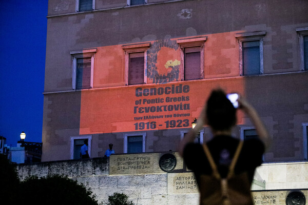 βουλή και Λευκός Πύργος φωταγωγήθηκαν για την ημέρα μνήμης της Γενοκτονίας των Ποντίων