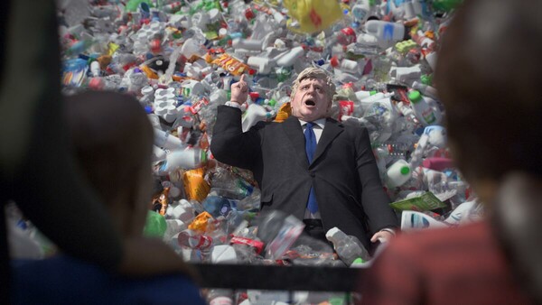 Η Greenpeace «θάβει» τον Μπόρις Τζόνσον σε πλαστικά απόβλητα στο τελευταίο της animation [ΒΙΝΤΕΟ]