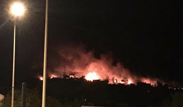 Μεγάλη φωτιά στο Σχίνο Κορινθίας- Κοντά σε οικισμό