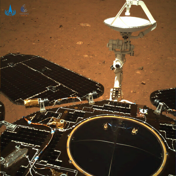 Οι πρώτες εικόνες του κινεζικού rover Zhurong από τον πλανήτη Άρη