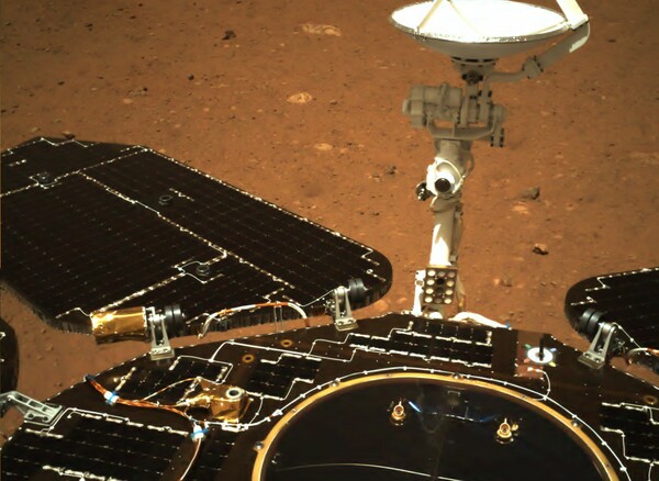 Οι πρώτες εικόνες του κινεζικού rover Zhurong από τον πλανήτη Άρη