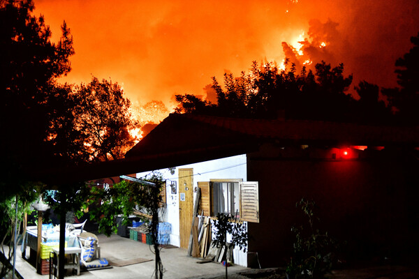 Μαίνεται η πυρκαγιά στον Σχίνο Κορινθίας- Εκκενώθηκαν οικισμοί και μονές