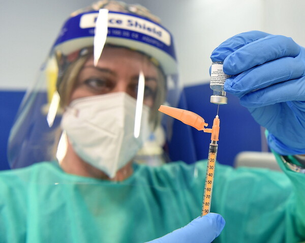 Μπουρλά: «Σύντομα» η νέα εκδοχή εμβολίου της Pfizer - Θα αποθηκεύεται σε «συμβατική κατάψυξη» 