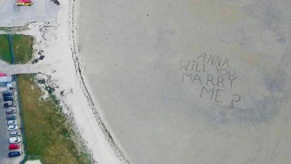 Σκωτία: Πρόταση γάμου γραμμένη στην άμμο διάσημου παράκτιου αεροδρομίου 