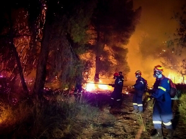 Μαίνεται η πυρκαγιά στον Σχίνο Κορινθίας- Εκκενώθηκαν οικισμοί και μονές