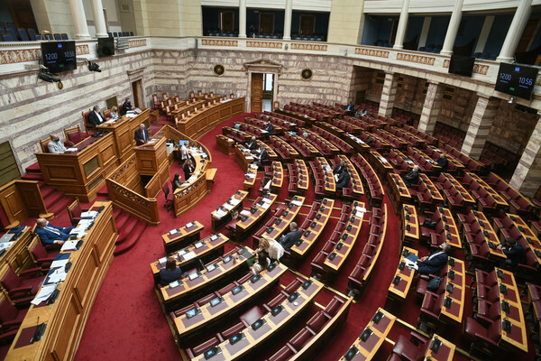 Συνεπιμέλεια: Διαφωνίες και εντάσεις στη Βουλή - Σήμερα η ψήφιση του νομοσχεδίου