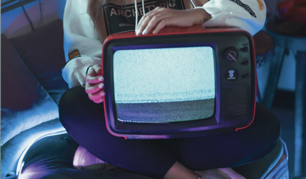Η «πολλή τηλεόραση» στη μέση ηλικία συνδέεται με χειρότερη υγεία του εγκεφάλου αργότερα