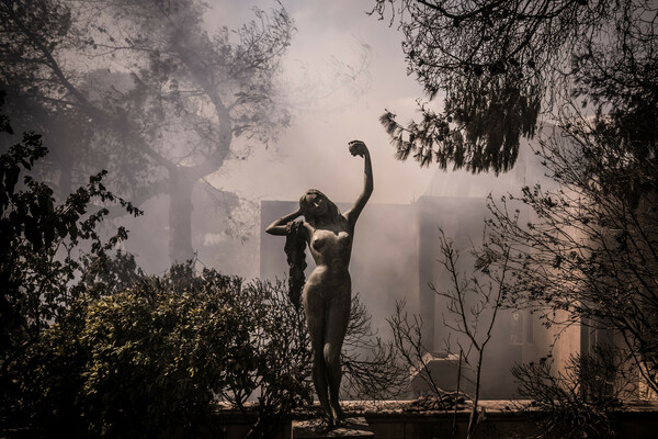 Φωτιά σε Κορινθία και Αττική: Αναζωπύρωση στα Μέγαρα - Εκκενώθηκαν οι οικισμοί Παπαγιαννέικα και Καλκάνι