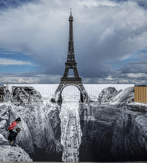 O Πύργος του Άιφελ «ακροβατεί» πάνω από φαράγγι: Η ψευδαίσθηση που τρελαίνει τους Γάλλους (εικόνες)