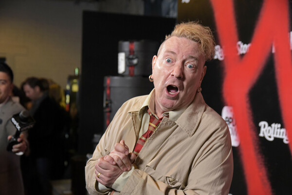 Πρώην μέλη των Sex Pistols μηνύουν τον frontman επειδή αρνείται να επιτρέψει τη χρήση των τραγουδιών τους σε σειρά