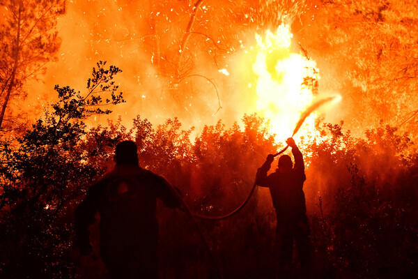 Η δραματική στιγμή που η φωτιά στα Γεράνεια Όρη εγκλώβισε πυροσβέστες: «Έχουμε και 10 πολίτες» (Βίντεο)