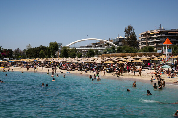 Κυριακή με ανοιχτά καταστήματα: Άλλοι γέμισαν τις παραλίες κι άλλοι προτίμησαν τα μαγαζιά (Εικόνες)