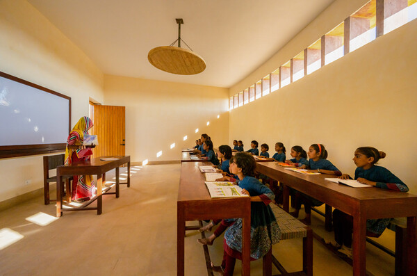 Ένα θαύμα της κοινωνικής αρχιτεκτονικής, ένα σχολείο θηλέων  στην Ινδία