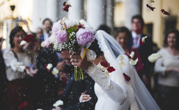 Τι ισχύει για γάμους και βαπτίσεις: Ολα τα μέτρα για τους ναούς και το γλέντι