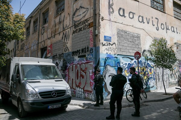 Θέατρο Εμπρός: Νέα επιχείρηση να σφραγιστεί με λαμαρίνες - Μήνυση κατέθεσε ο Ηλιόπουλος