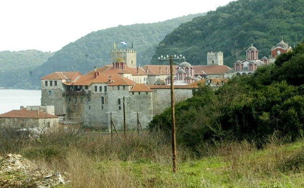 Μονή Εσφιγμένου: Μείωση ποινής και μετατροπή σε εξαγοράσιμη για τους καταδικασθέντες