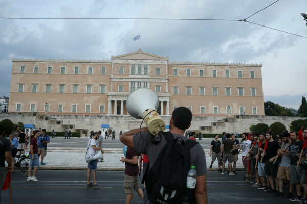 Ζούμε τον έρωτα σε νοικιασμένα σπίτια, που ‘χουν κομμένα ρεύματα και απλήρωτα νοίκια