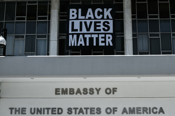 Τζορτζ Φλόιντ: Το μπάνερ Black Lives Matter στην πρεσβεία των ΗΠΑ