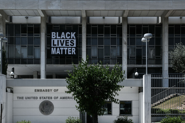 Τζορτζ Φλόιντ: Το μπάνερ Black Lives Matter στην πρεσβεία των ΗΠΑ