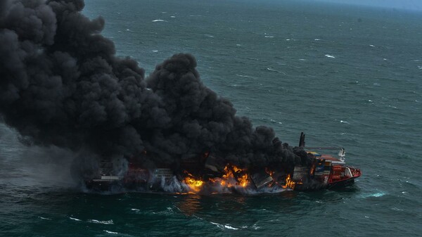 Σρι Λάνκα: Μαίνεται η φωτιά σε πλοίο γεμάτο χημικά - Για έκτη ημέρα 